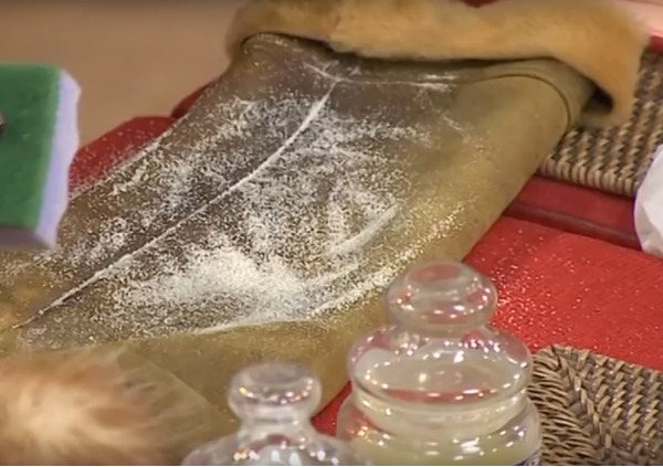 Мягкой стороной сухой губки растираем крупу по поверхности дубленки.