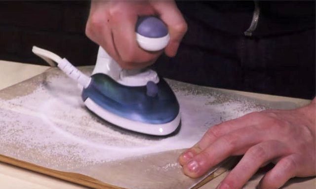 Очищаем утюг с помощью соли