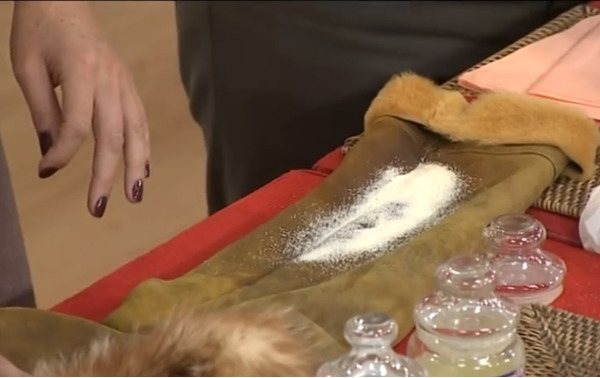 Высыпаем на эту часть небольшое количество сухой манной крупы.